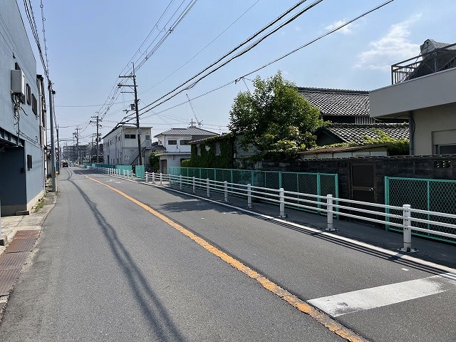 前面道路と倉庫内に侵入する道は狭いです。