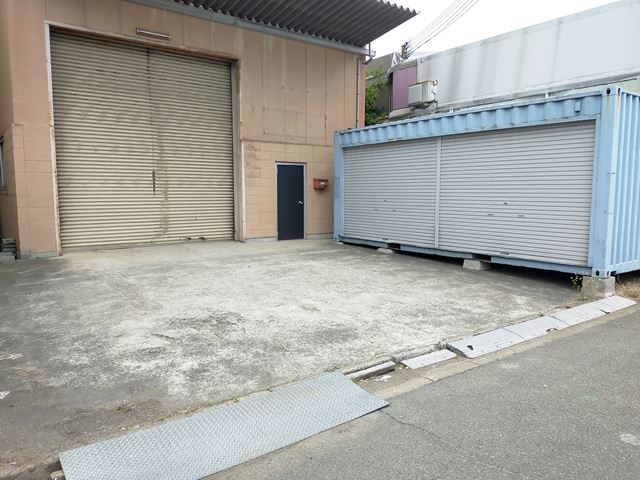 前面に空地があります。