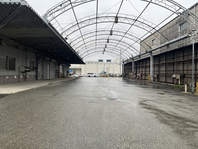 奥からも出入り可能です。