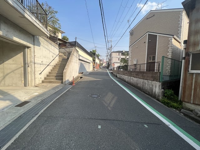 近隣には民家があります。