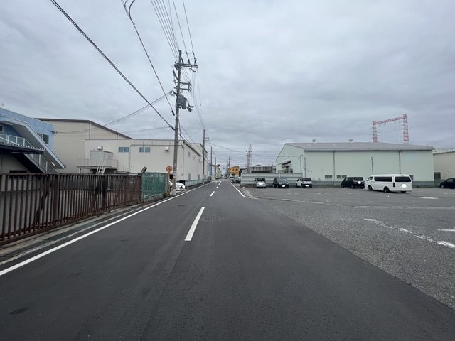 前面道路には大型車規制はありません。