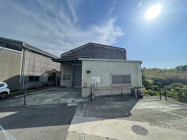 手前の建物が事務所です。