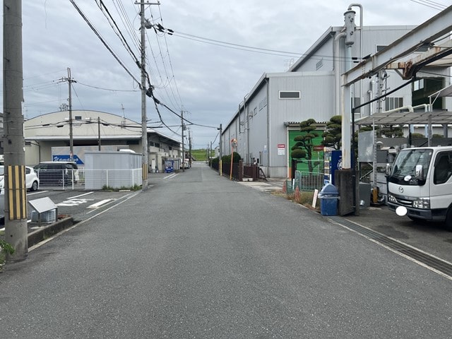 奥は道幅が狭くなっています。