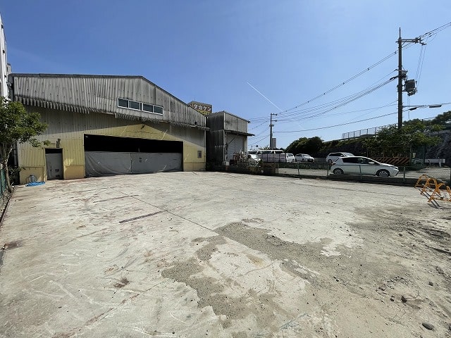 広い荷捌き場が有ります。