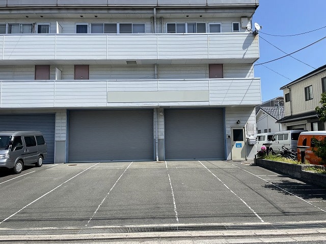 前面に空地有ります