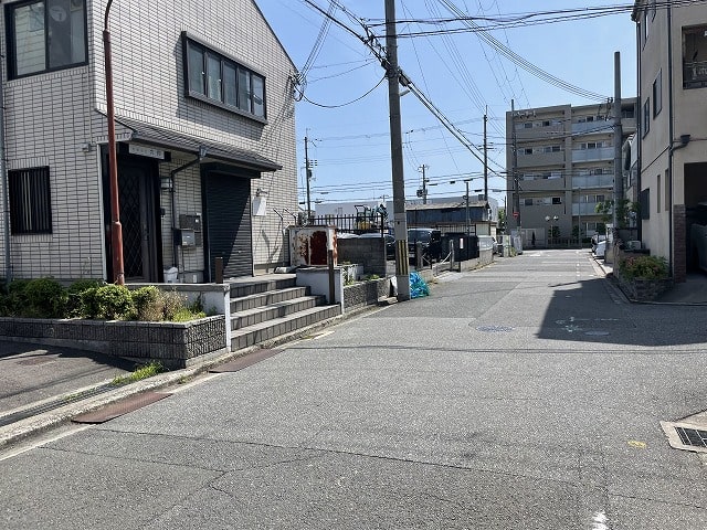近隣には民家有ります。