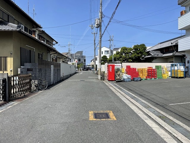 前面道路は少し狭いかな～