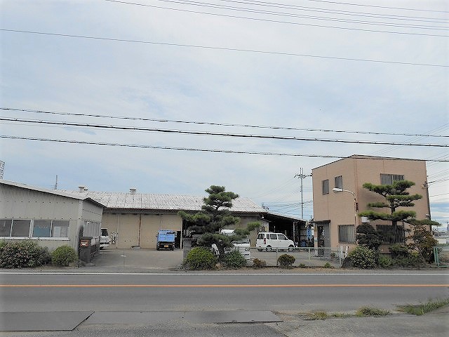 自動車整備工場の居抜物件です。