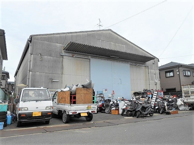 前面空地広く、使用しやすい倉庫です。
