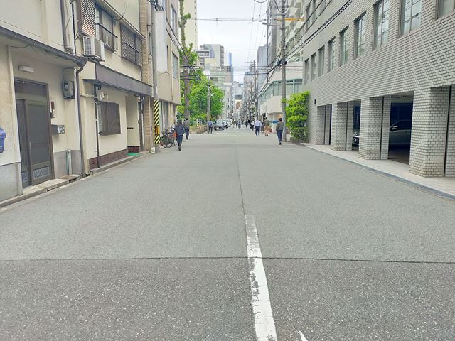 前面道路は広めなので荷物の入出庫がしやすいです。