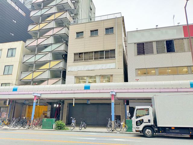 大通りに面しております。