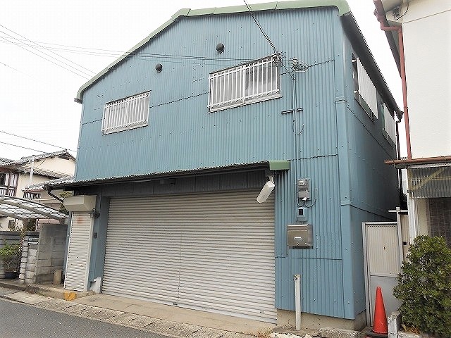 2階建の倉庫兼事務所です。
