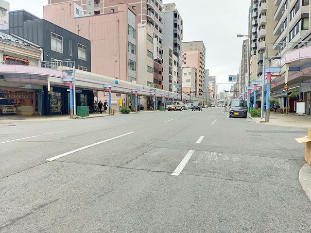 前面道路は広めの一方通行になります。
