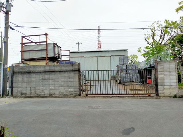 倉庫の天井は高めです。