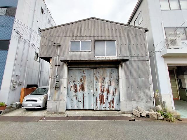 入口は道路側の鉄扉と反対側にもシャッターがあります。