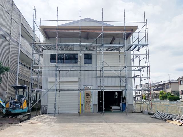 一棟建物の手前側が賃貸部分になります。