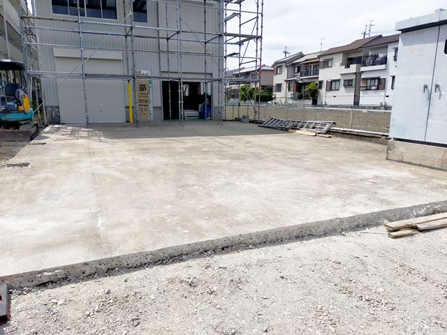 前面の空地は広めです。