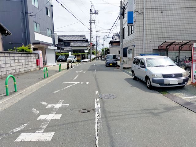 すぐ近くに薬局があります。