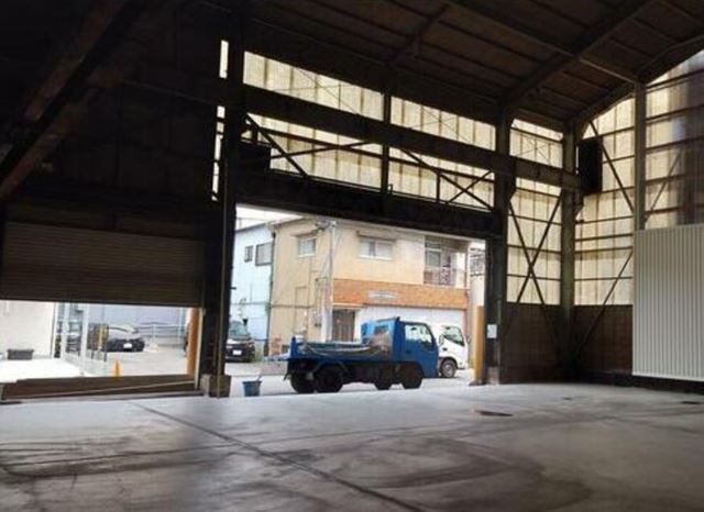 シャッターの間口が広めなので車の入出庫もしやすいです。