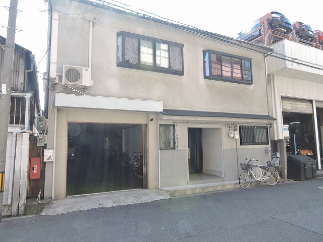 奥行の有る倉庫です。