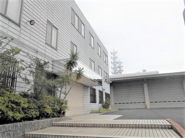 事務所棟と倉庫棟、一括貸しとなります。