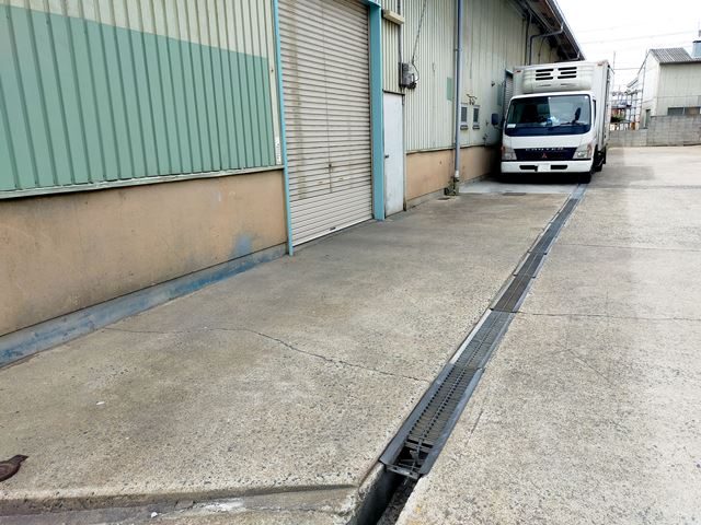 前面にちょっとした駐車スペースがあります。