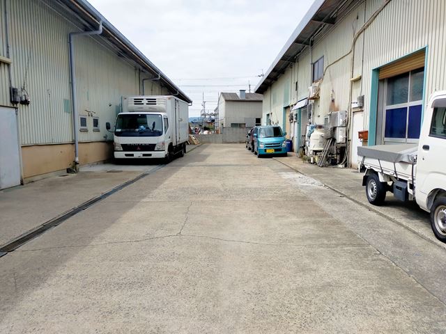 前面は共有通路があります。