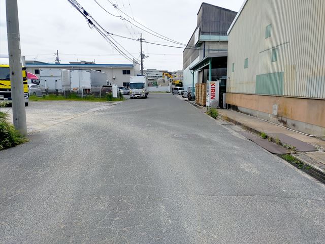 共有通路を出た道路です。