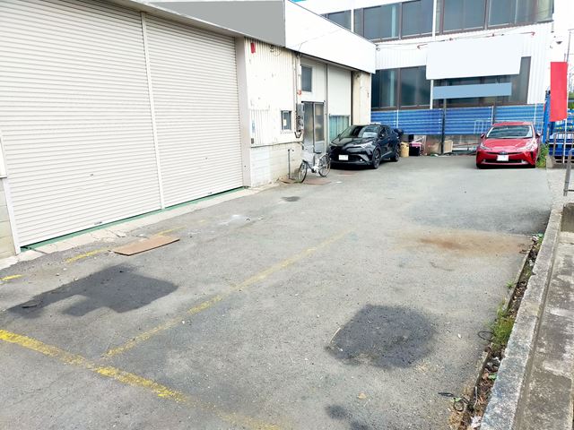 前面にはちょっとした駐車スペースがあります。