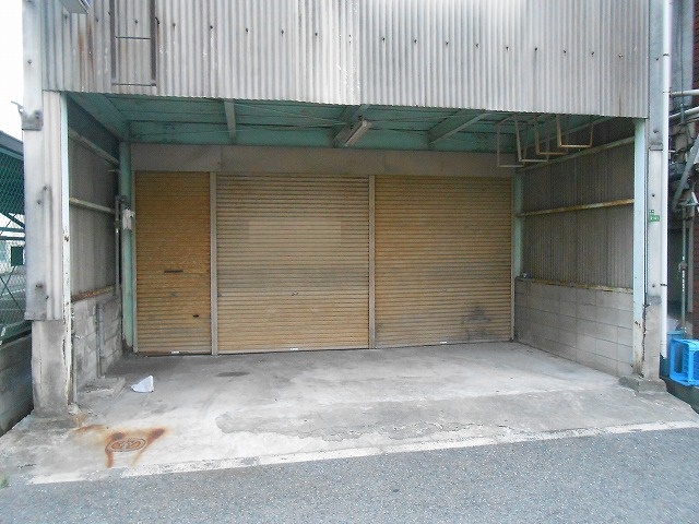 シャッター前に駐車可能です。
