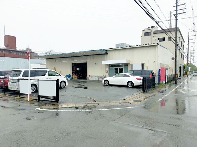 事務所付きの平家建倉庫です。