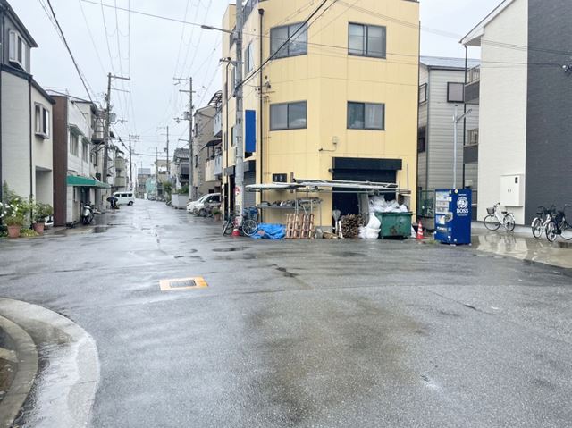 前面道路は広めです。