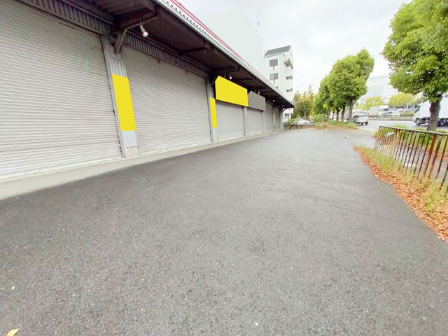 前面空地は駐車スペース、荷捌き場にどうぞ。