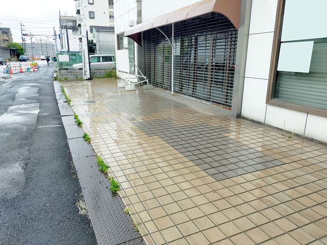 前面にちょっとした駐車スペースあります。