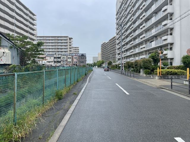 前面の道路は交通量少なめです。