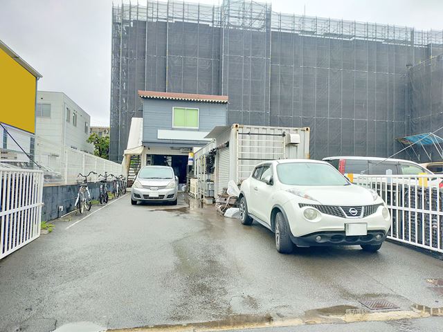 前面に複数台の駐車スペースあります。