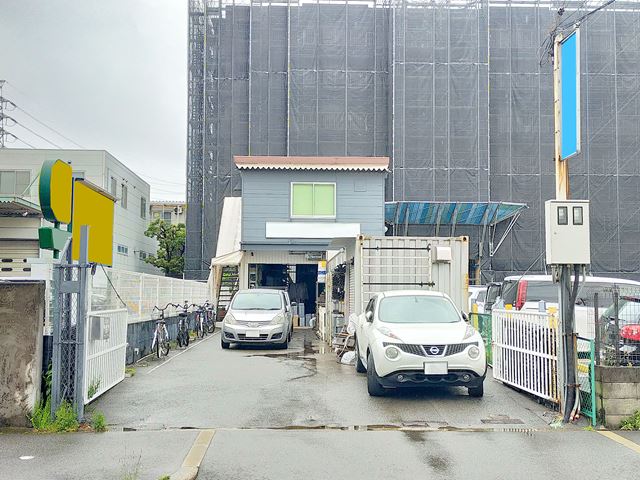 隣にコインパーキングも御座います。