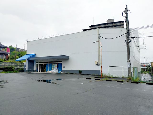 幹線道路に面した物件です。