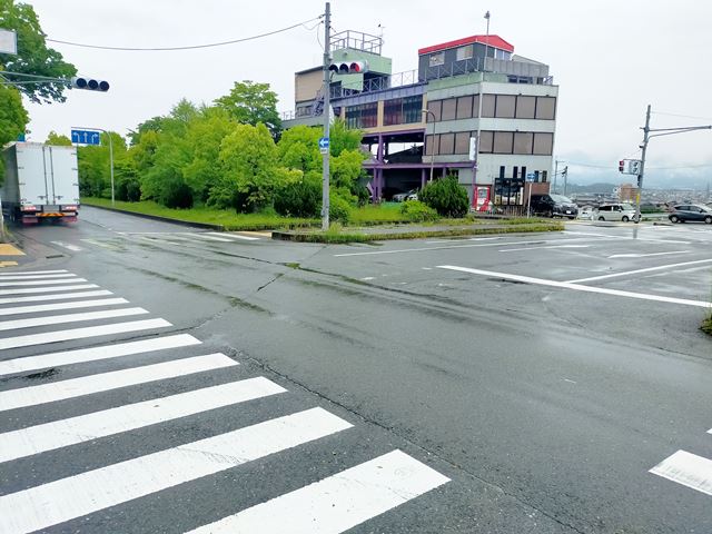 前面はすぐ交差点になっております。