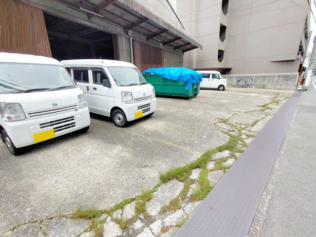 前面に広めの空地があります。