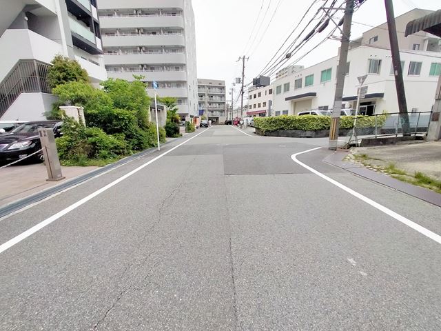 歩いてすぐにコンビニがあります。