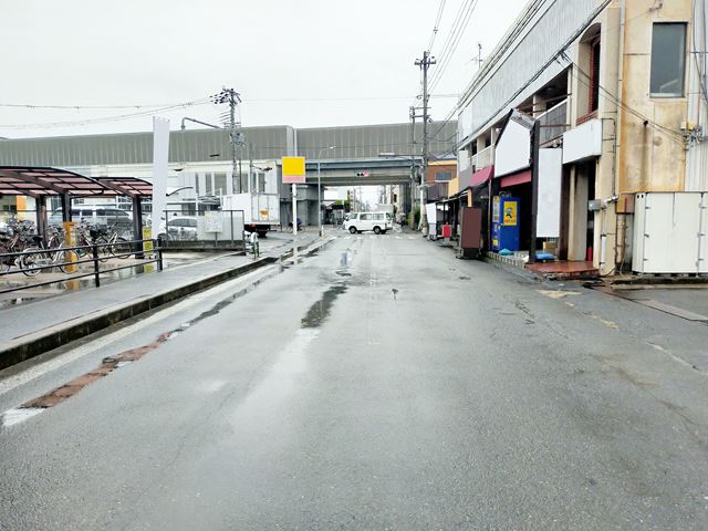 歩いてすぐにコンビニがあります