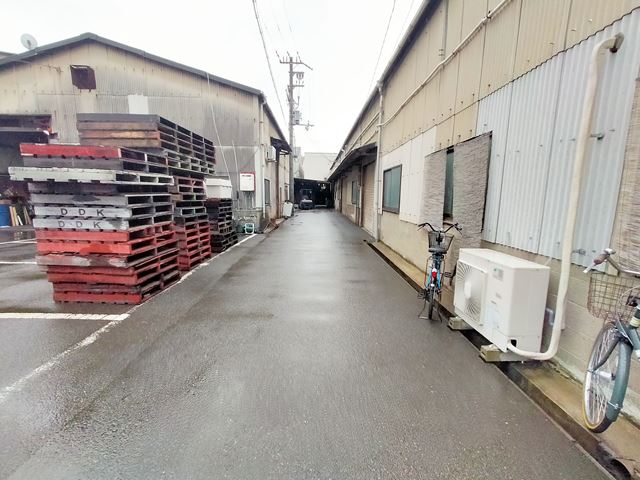 前面は共用通路になります。
