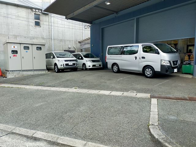 前面に駐車スペースあります。
