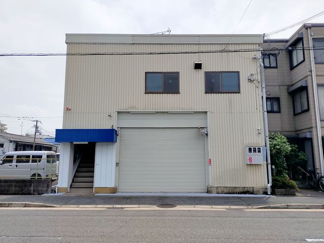 １階は倉庫兼駐車場となっております。