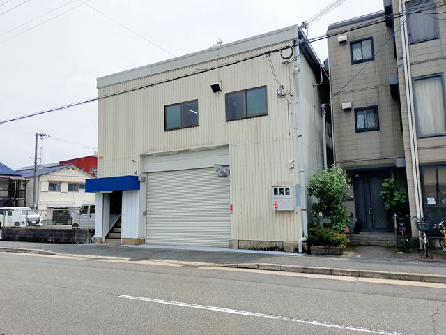 ２階は事務所兼倉庫になっております。