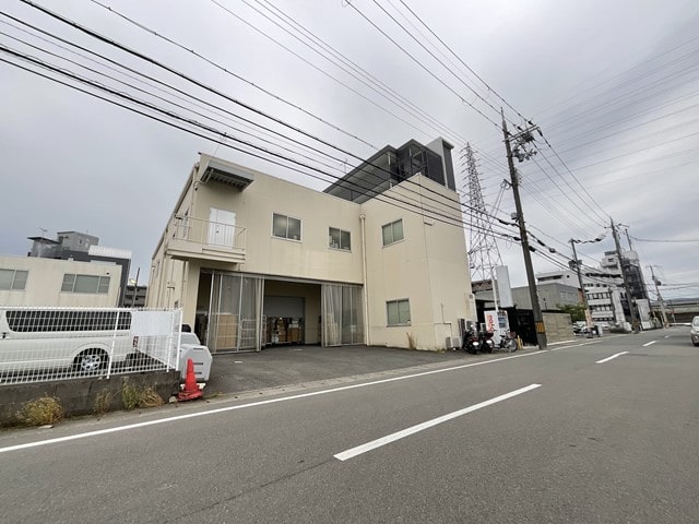 貨物用エレベーター付いてます。