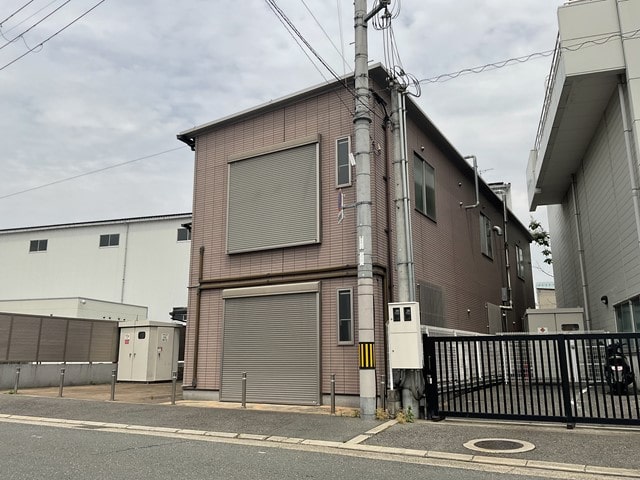 シャッターの間口が各階にあります。