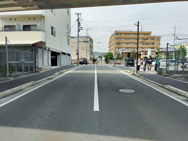 歩いてすぐにコンビニがあります。