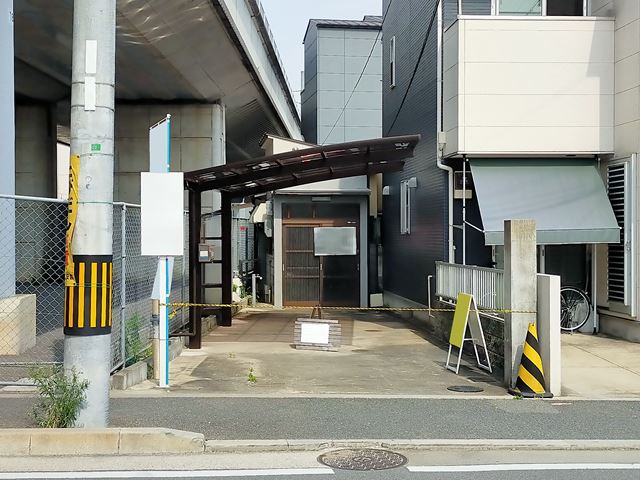 道路から少し奥に入った場所です。